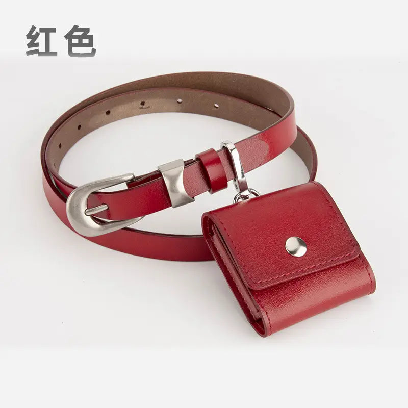 A red leather belt with a silver buckle and a matching red leather pouch attached by a short strap, shown on a light gray background with the Chinese word '红色' in the top left corner.