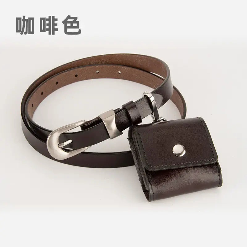 A dark brown leather belt with a silver buckle and a matching small leather pouch, displayed on a light gray background with Chinese text in the top left corner.