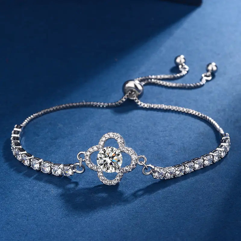  Silver adjustable bolo bracelet with a sparkling four-leaf clover crystal motif
